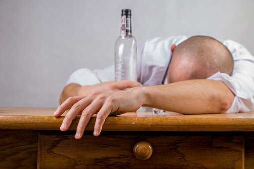 Alkohol jako zagrożenie wpadnięcia w chorobę alkoholizmu.