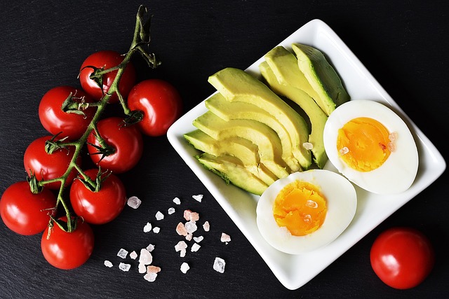 Która dieta jest bardziej skuteczna dla utrzymania masy mięśniowej – dieta ketogeniczna czy dieta wegetariańska?